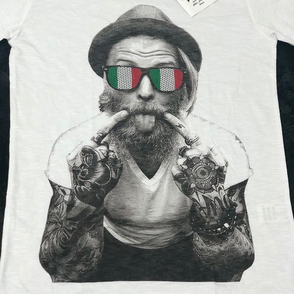 Tee with cool artwork - Picture 3 of 3